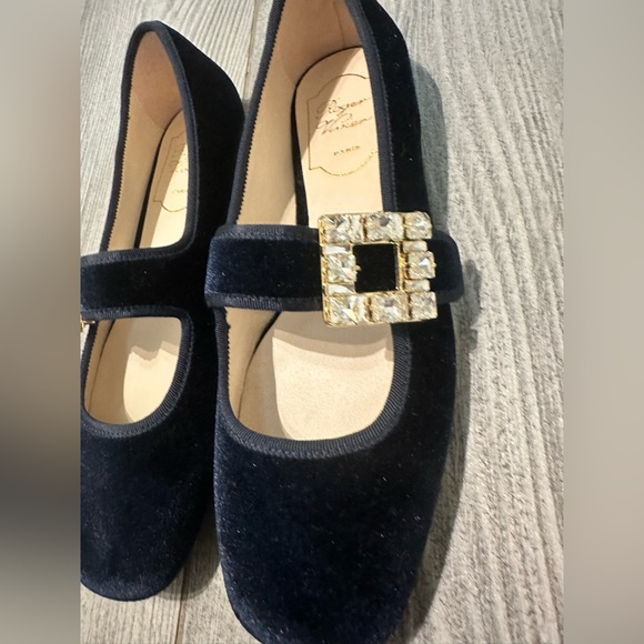 Roger Vivier Très Vivier Strass Crystal-embellished Velvet MaryJane Ballet Flats - Picture 4 of 14